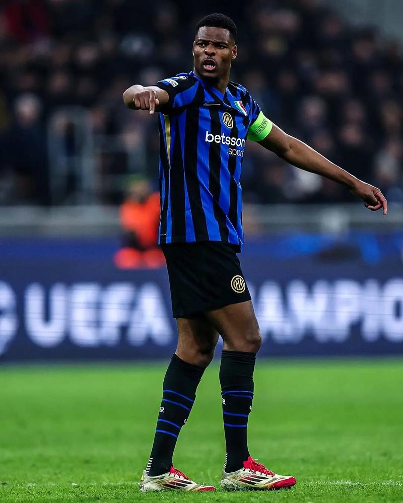 记者：上海申花5名外援以及谢鹏飞和戴伟浚随队出征亚冠客场