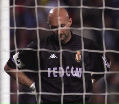 本泽马解锁吉达联合生涯第50球里程碑，俱乐部发布海报祝贺（本泽马为吉达联合攻入第50球，俱乐部发海报庆祝里程碑）