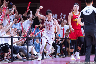 董春雨告别弗兰克：浙江队传奇外援，高球商高情商，榜样（董春雨送别弗兰克：浙江传奇外援，球商情商双高的榜样）